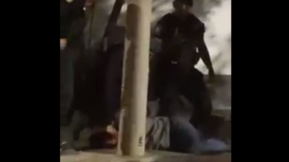 La Policía procedió a la aprehensión de las personas en la vía pública.