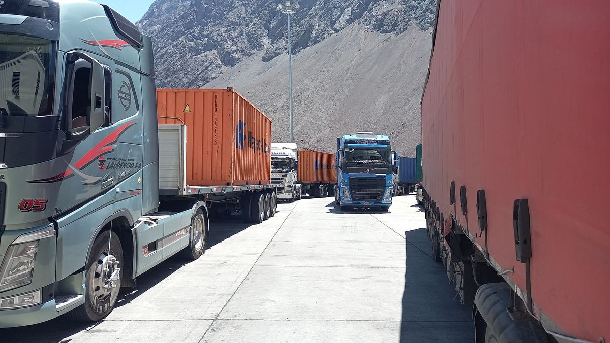 Nuevos problemas esperan a los camioneros con el paro anunciado por aduaneros chilenos.