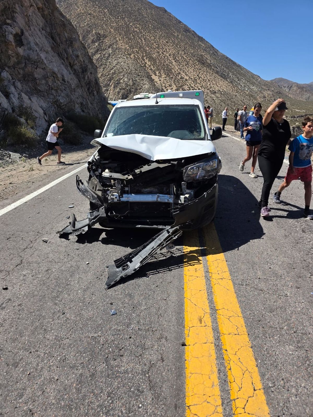 Los ocupantes de la Partner del accidente en la ruta 7 en la Curva de Guido, resultaron ilesos. Los ocupantes de la Partner del accidente en la ruta 7 en la Curva de Guido, resultaron ilesos.