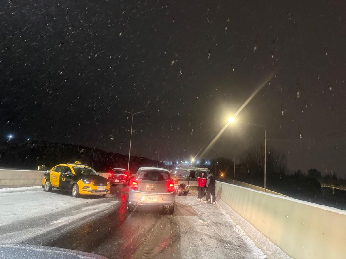 Este domingo por la noche se reportaron accidentes de tránsito por la presencia de hielo en las rutas y Accesos. Este domingo por la noche se reportaron accidentes de tránsito por la presencia de hielo en las rutas y Accesos.