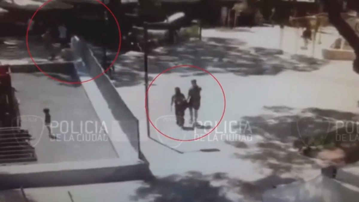 Una de las imágenes previas a la violación, en el barrio Palermo, donde se ve a la joven acompañada por uno de los imputados por abuso sexual agravado