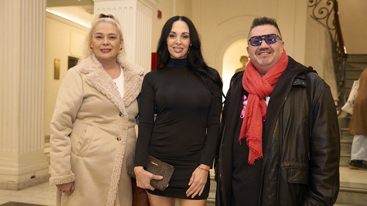 Carina Patiño, Débora Kaul y el cantante Alberto Jerez fueron juntos a ver "Gran Hotel Tango". Carina Patiño, Débora Kaul y el cantante Alberto Jerez fueron juntos a ver "Gran Hotel Tango".