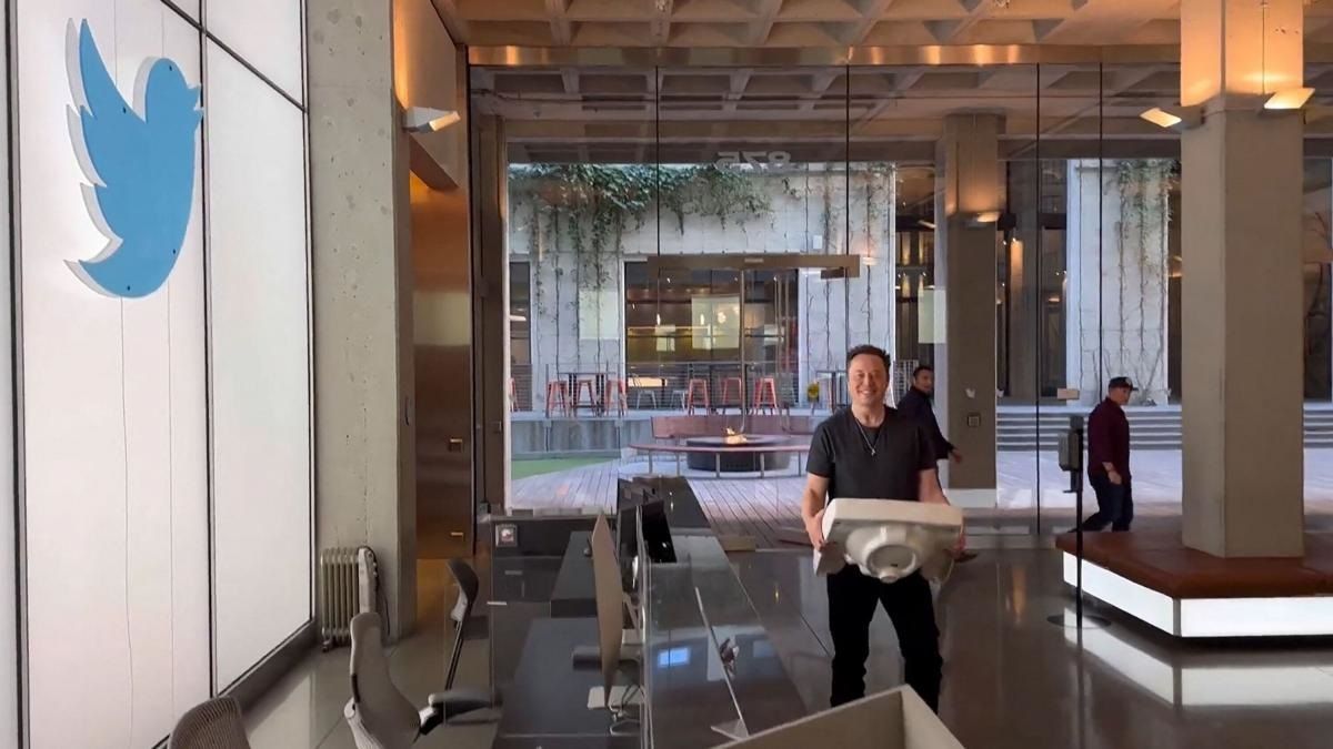 Elon Musk desde las oficinas de Twitter, empresa que preside desde octubre del año pasado