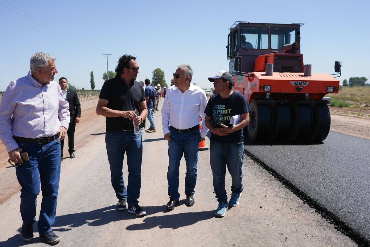 Alfredo Cornejo recorrió obras en la Ruta 33 que mejorarán la circulación de la producción rural. Los trabajos culminan en mayo. Alfredo Cornejo recorrió obras en la Ruta 33 que mejorarán la circulación de la producción rural. Los trabajos culminan en mayo.