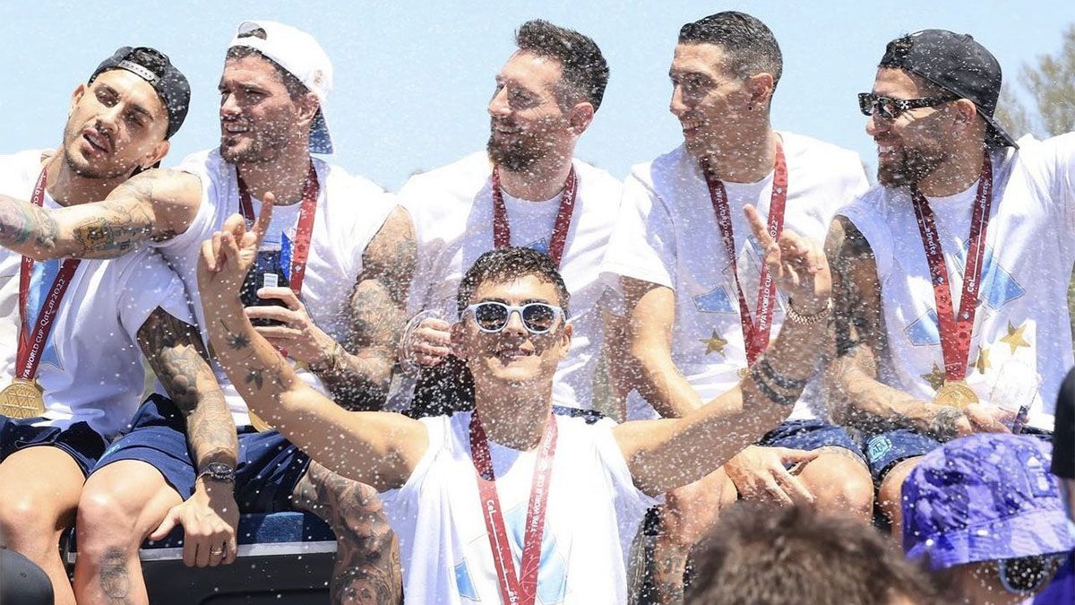 Paulo Dybala está en pleno festejo de la Selección argentina.