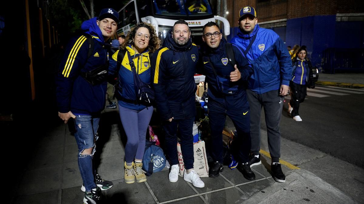 Unos 6.000 hinchas de Boca partieron desde La Bombonera rumbo a Brasil en micro para ver la final de la Copa Libertadores 2023.