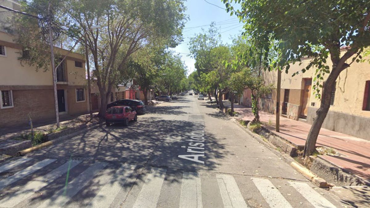 Los motochorros atacaron a la joven de 17 años en calles Aristóbulo del Valle y Huarpes, de la Sexta Sección, en Capital. Los motochorros atacaron a la joven de 17 años en calles Aristóbulo del Valle y Huarpes, de la Sexta Sección, en Capital.