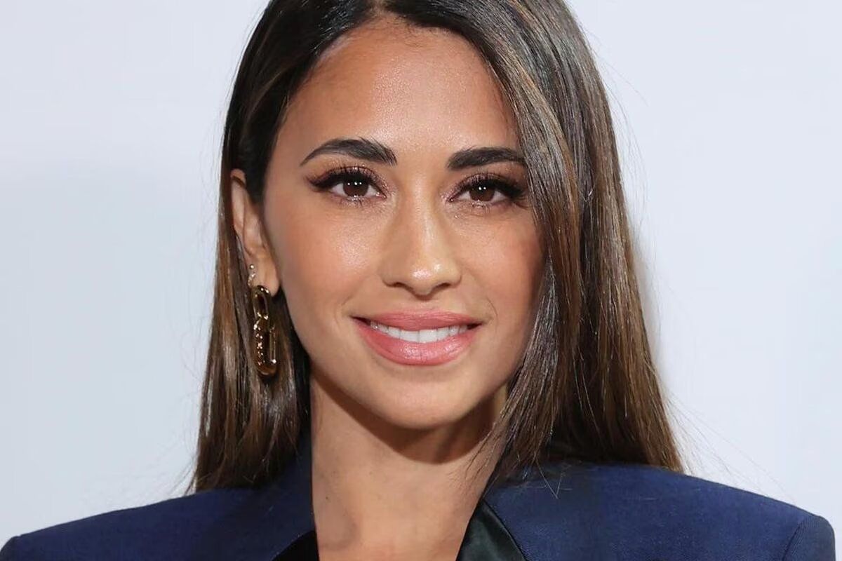 .Antonela Roccuzzo, en micro short, con transparencias y el abdomen al aire