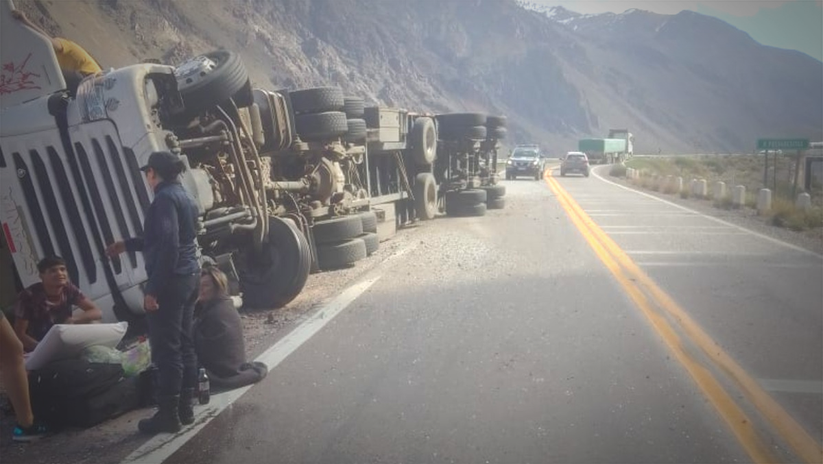 Así quedó el camión volcado a la altura de Polvaredas.
