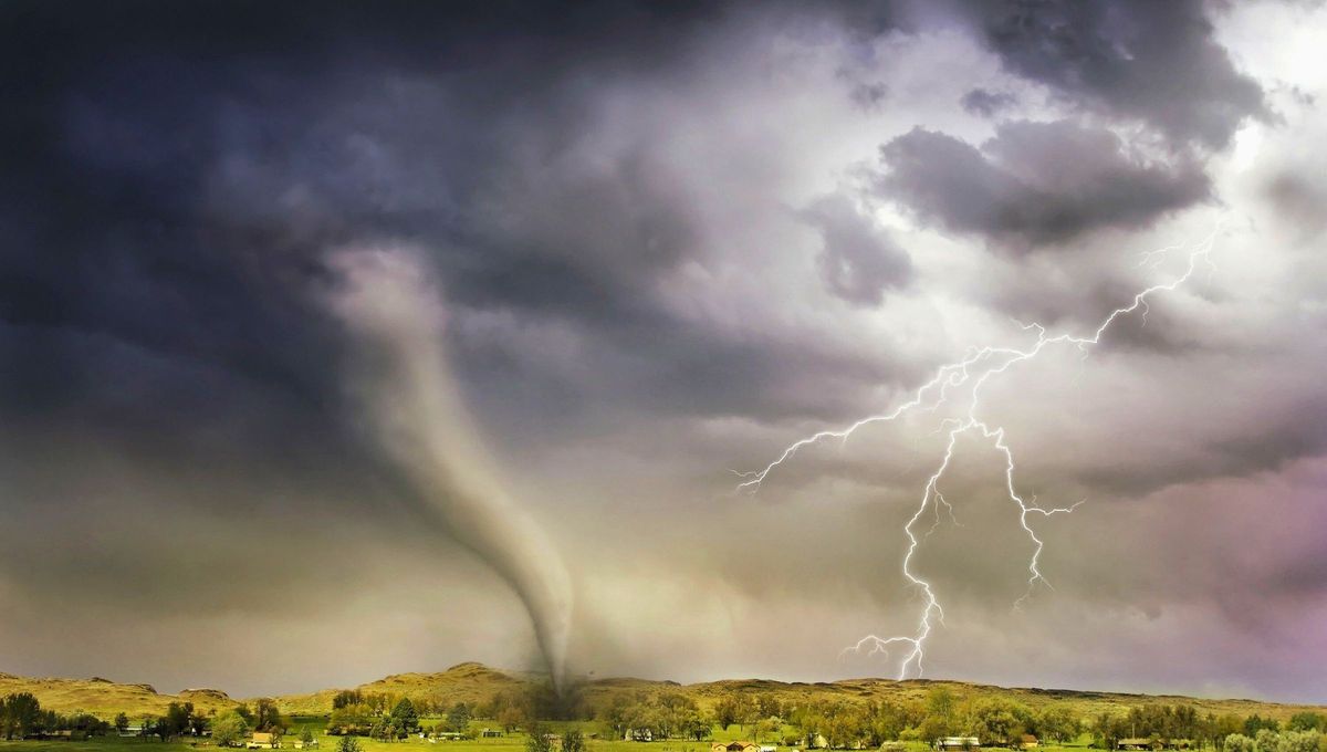 Además del Pasillo de los Tornados, hay otros dos tornados que pasaron por argentina y dejaron pura destrucción en 1926 y 1973. Además del Pasillo de los Tornados, hay otros dos tornados que pasaron por argentina y dejaron pura destrucción en 1926 y 1973. 