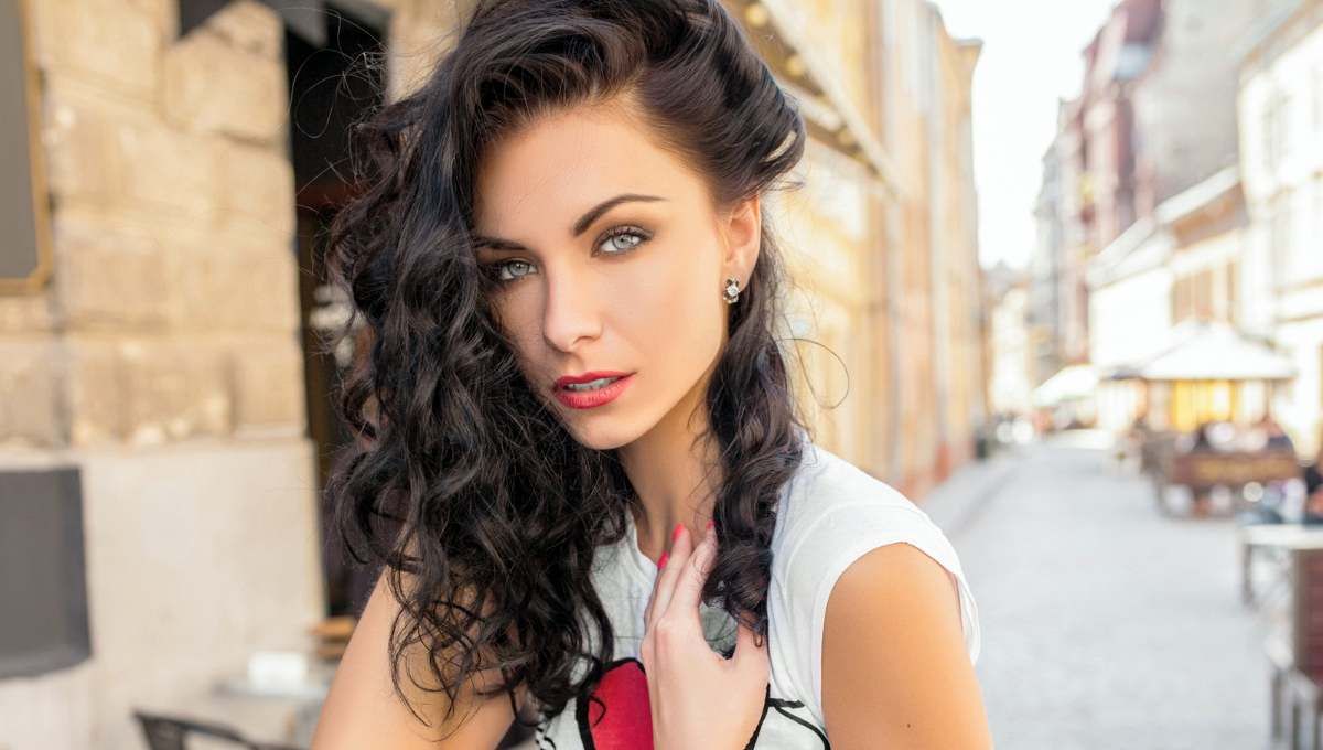 Dile chau a las canas con esta tintura natural de bajo costo