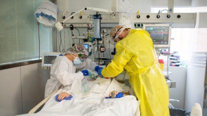Hay mucho trabajo en los hospitales del país por el coronavirus. Preocupación por la cepa británica entre otras.
