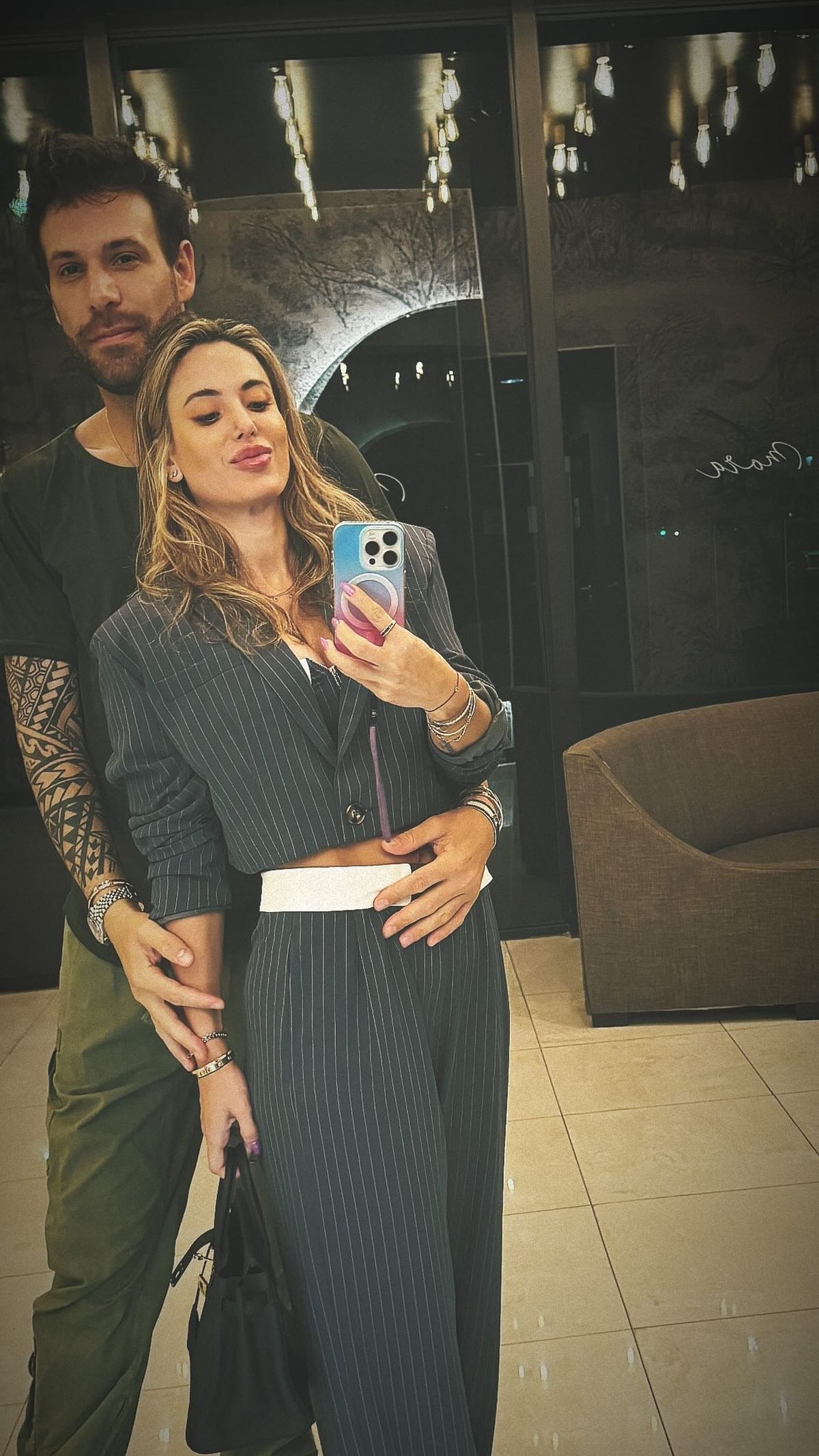 Con foto picante, Jesica Cirio confirma que el corporate core es la tendencia furor. En la pic, junto a su novio Elías Piccirilo. Con foto picante, Jesica Cirio confirma que el corporate core es la tendencia furor. En la pic, junto a su novio Elías Piccirilo.
