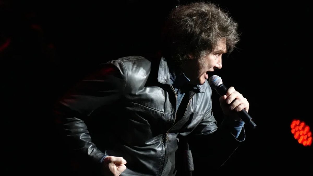 Otra versión del presidente: cantante de rock. Otra versión del presidente: cantante de rock.