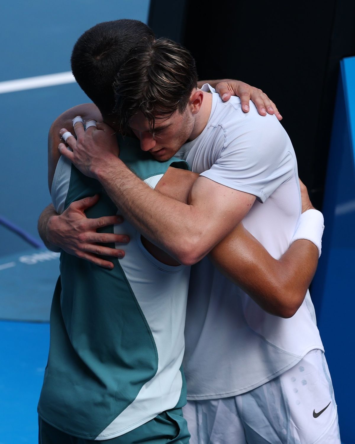 Carlos Alcaraz abrazando a Jack Draper tras el abandono del británico por lesión. Carlos Alcaraz abrazando a Jack Draper tras el abandono del británico por lesión.