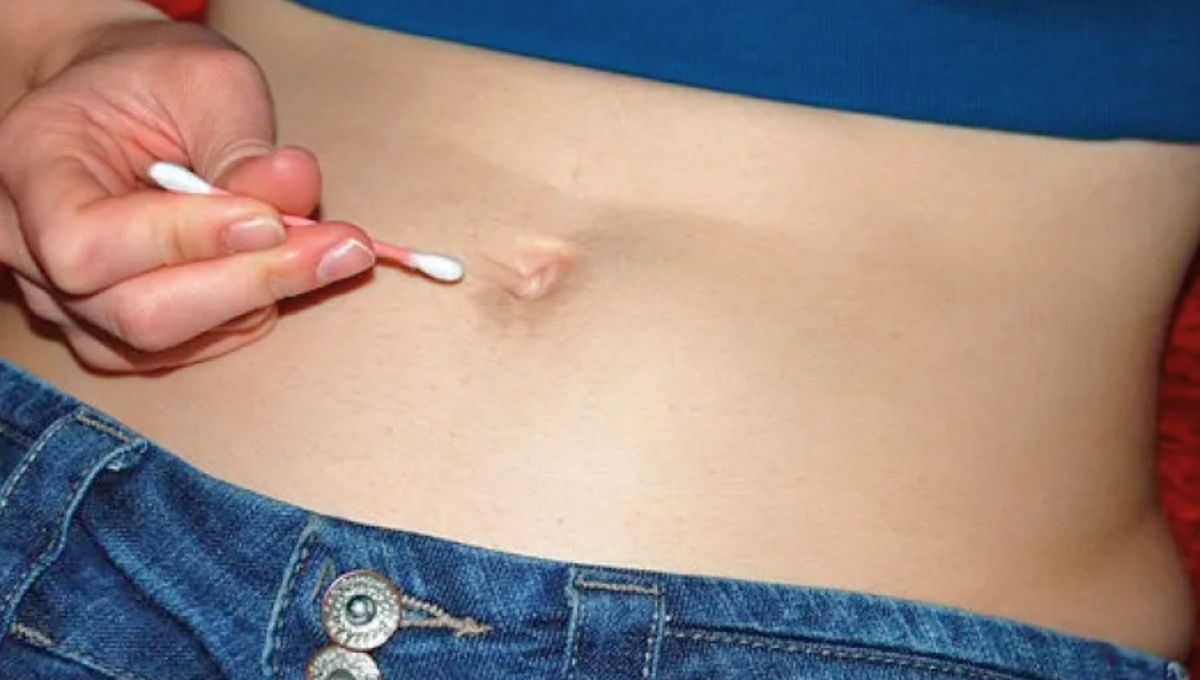 Limpiarse el ombligo cada vez que te bañes es la rutina ideal de higiene en esta zona. Debes quitarte bien el jabón y el agua. Limpiarse el ombligo cada vez que te bañes es la rutina ideal de higiene en esta zona. Debes quitarte bien el jabón y el agua.