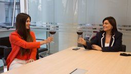 La Reina Nacional de la Vendimia 2020, Mayra Tous, y la ministra de Turismo, Mariana Jury, durante la transmisión de los premios a lo mejor del enotutismo en Mendoza.&nbsp;