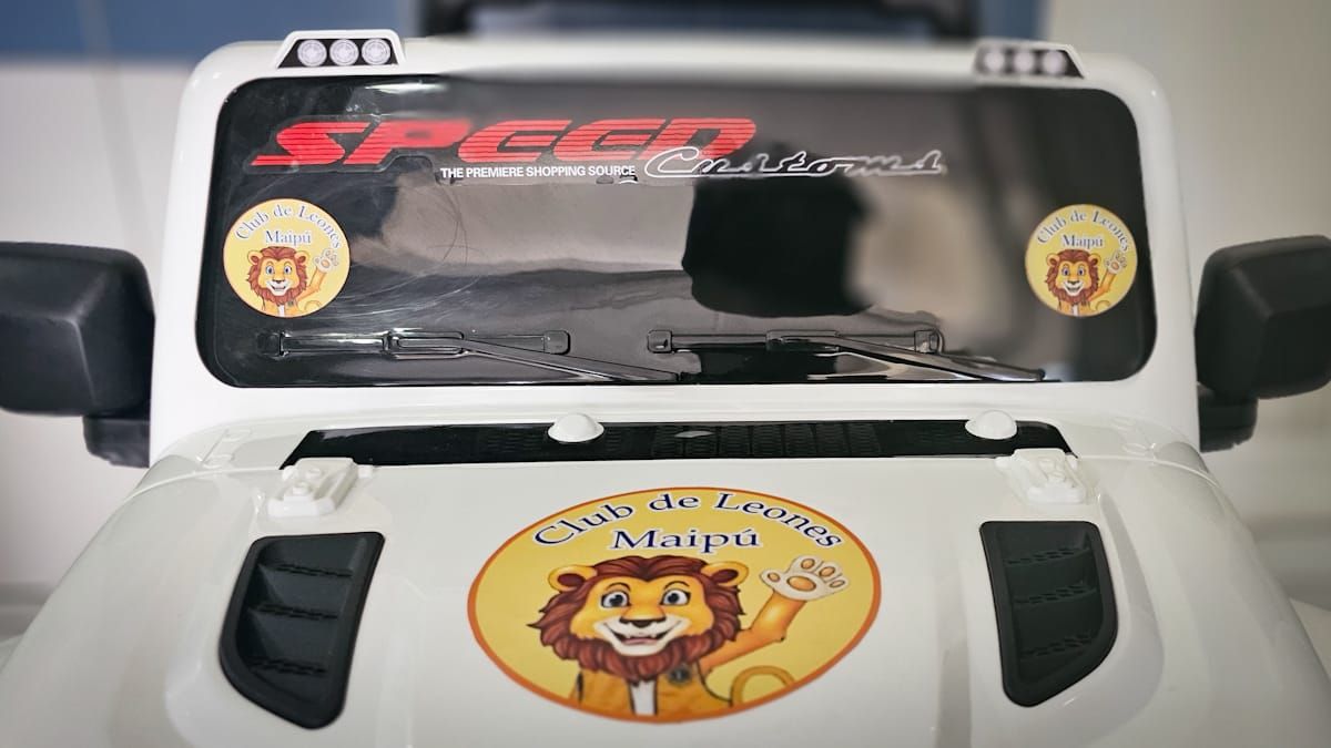 El jeep blanco 4x4 a control remoto fue donado por el Club de Leones de Maipú al hospital pediátrico de Osep. El jeep blanco 4x4 a control remoto fue donado por el Club de Leones de Maipú al hospital pediátrico de Osep.