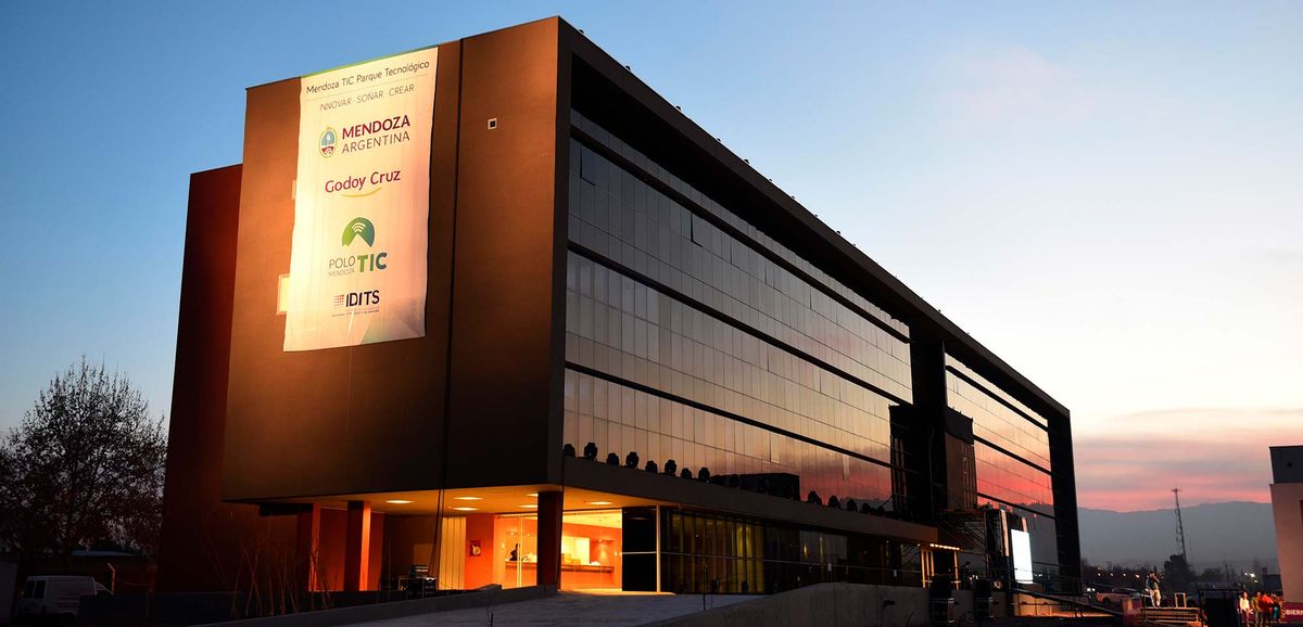 En el Polo Tic funcionan varias de las empresas que tomaron a estudiantes de los cursos que dictó el Gobierno de Mendoza. En el Polo Tic funcionan varias de las empresas que tomaron a estudiantes de los cursos que dictó el Gobierno de Mendoza.