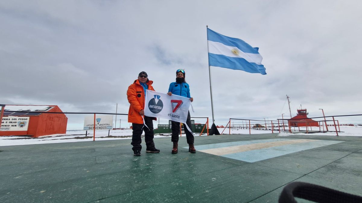 La periodista Marcela Navarro y el camarógrafo Diego Sosa pisaron la Antártida este sábado para transmitir en vivo por El Siete.