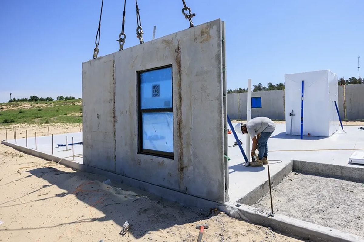 Trabajadores de la construcción trabajan en una obra