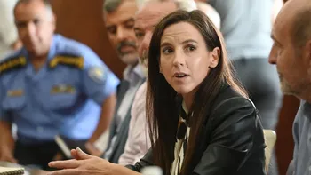 Mercedes Rus destacó un megaoperativo policial con más de 50 allanamientos en Mendoza Mercedes Rus destacó un megaoperativo policial con más de 50 allanamientos en Mendoza