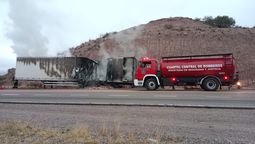 Así quedó el camión tras el incendio de su carga de gaseosas en latitas.