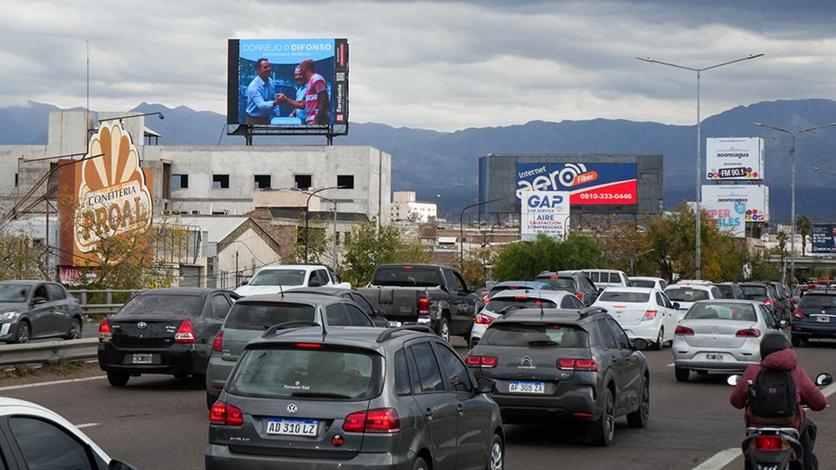 El cartel "Difonso o Cornejo" en el Acceso Este, casi sobre el nudo vial. El cartel "Difonso o Cornejo" en el Acceso Este, casi sobre el nudo vial.
