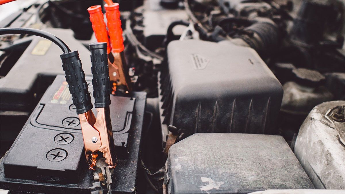 Cuando la batería de un auto no se carga asiduamente tiende a sulfatarse. Cuando la batería de un auto no se carga asiduamente tiende a sulfatarse.