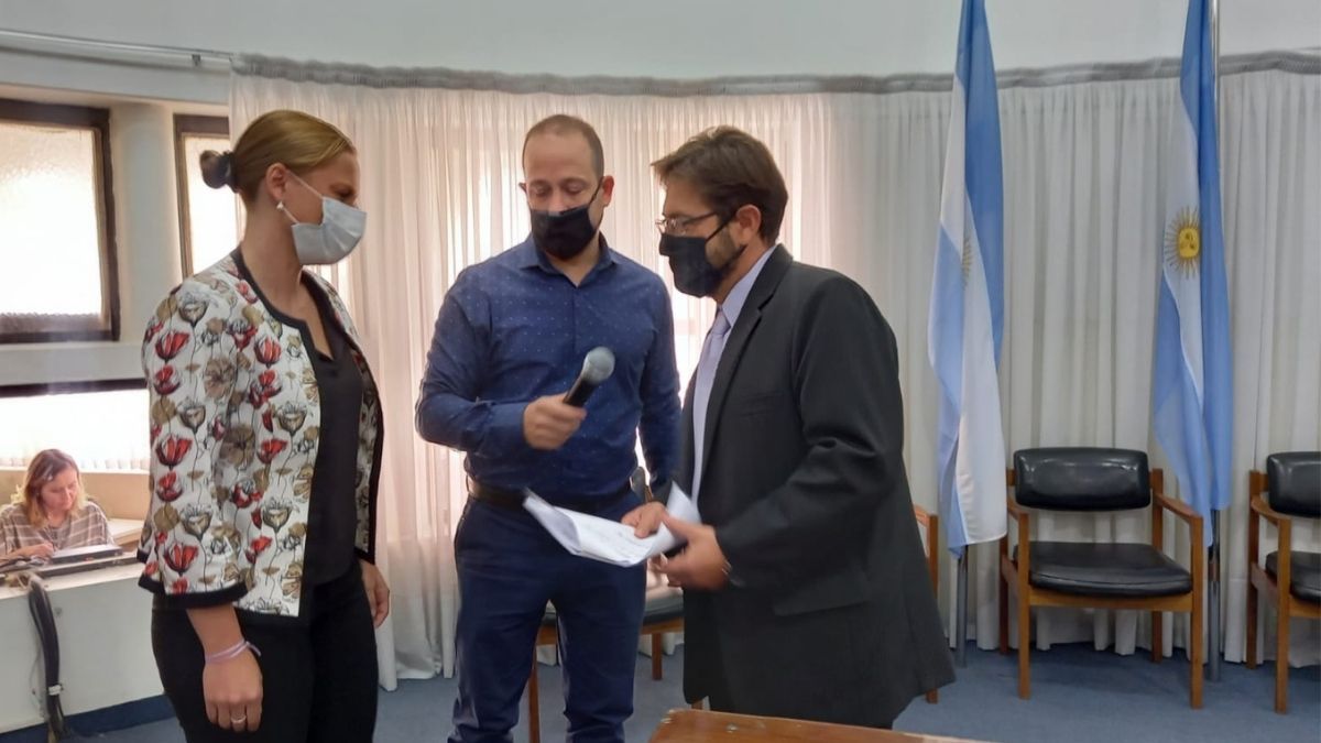 El nuevo intendente interino, Paulo Campi (primero de derecha a izquierda) le toma juramento a Mariana Abraham, quien asumió como presidenta del Concejo Deliberante. Los cambios tienen que ver con la licencia por enfermedad del intendente Emir Félix, quien se encuentra en grave estado en la Ciudad de Mendoza