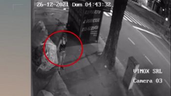 Video: buscan a una mujer por prender fuego la casilla de un indigente