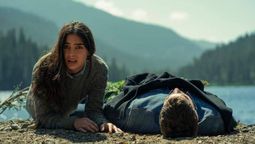 Melissa Barrera y Austin Stowell, los protagonistas de Sigue Respirando, el nuevo éxito de Netflix.