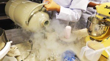 Experimento con gaseosa casi hiere a una conductora de TV