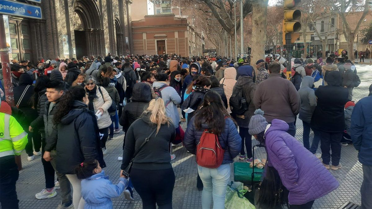 El Polo Obrero se concentró en San Martín y Vicente Zapata, de Capital, y marcharon hacia la Casa de Gobierno en reclamo de aumentos para jubilados y beneficiarios de planes sociales.