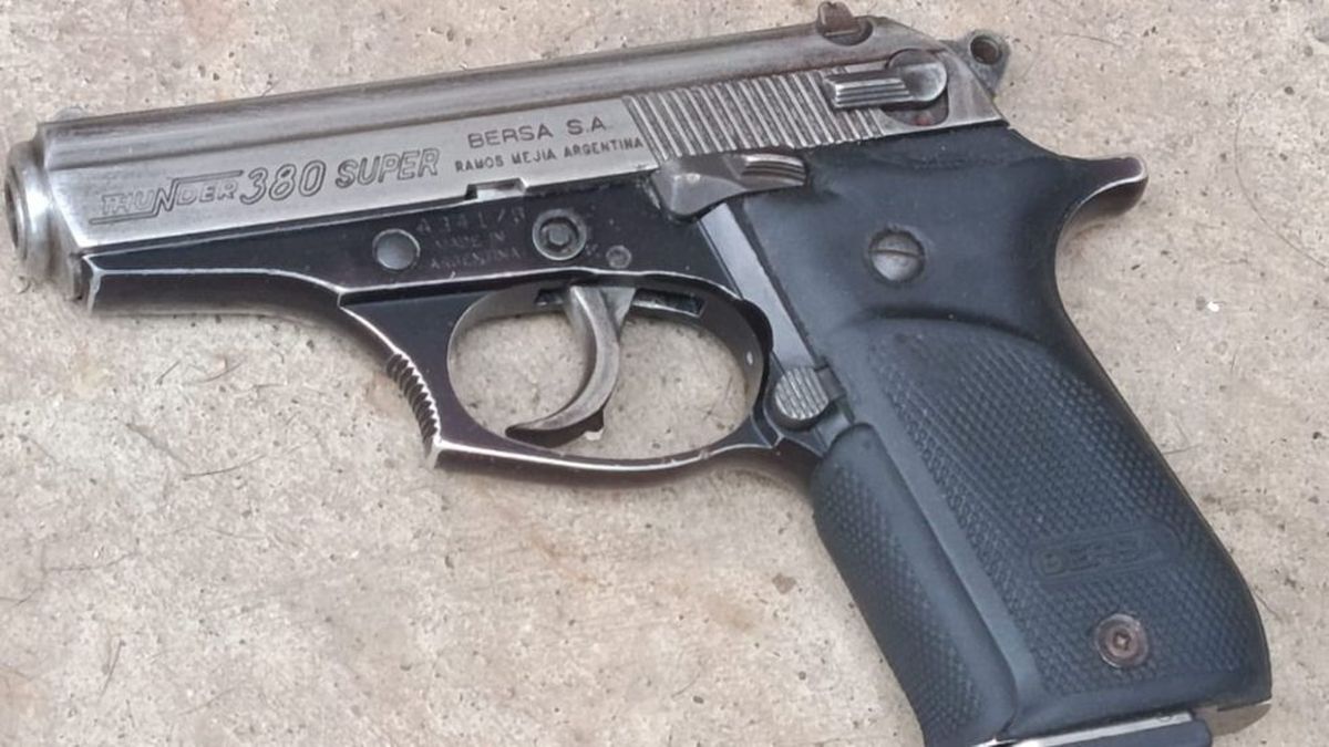La pistola Bersa que fue secuestrada por la Polic&iacute;a en el barrio San Mart&iacute;n, de Ciudad.