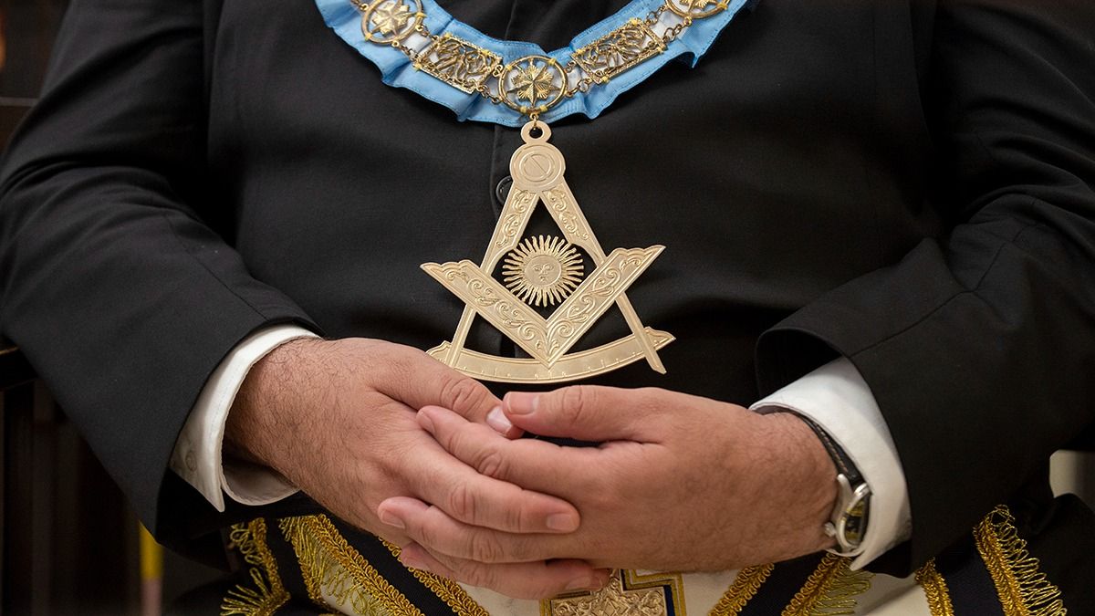 El compás, la escuadra y el sol, símbolos masones en la humanidad del líder argentino.