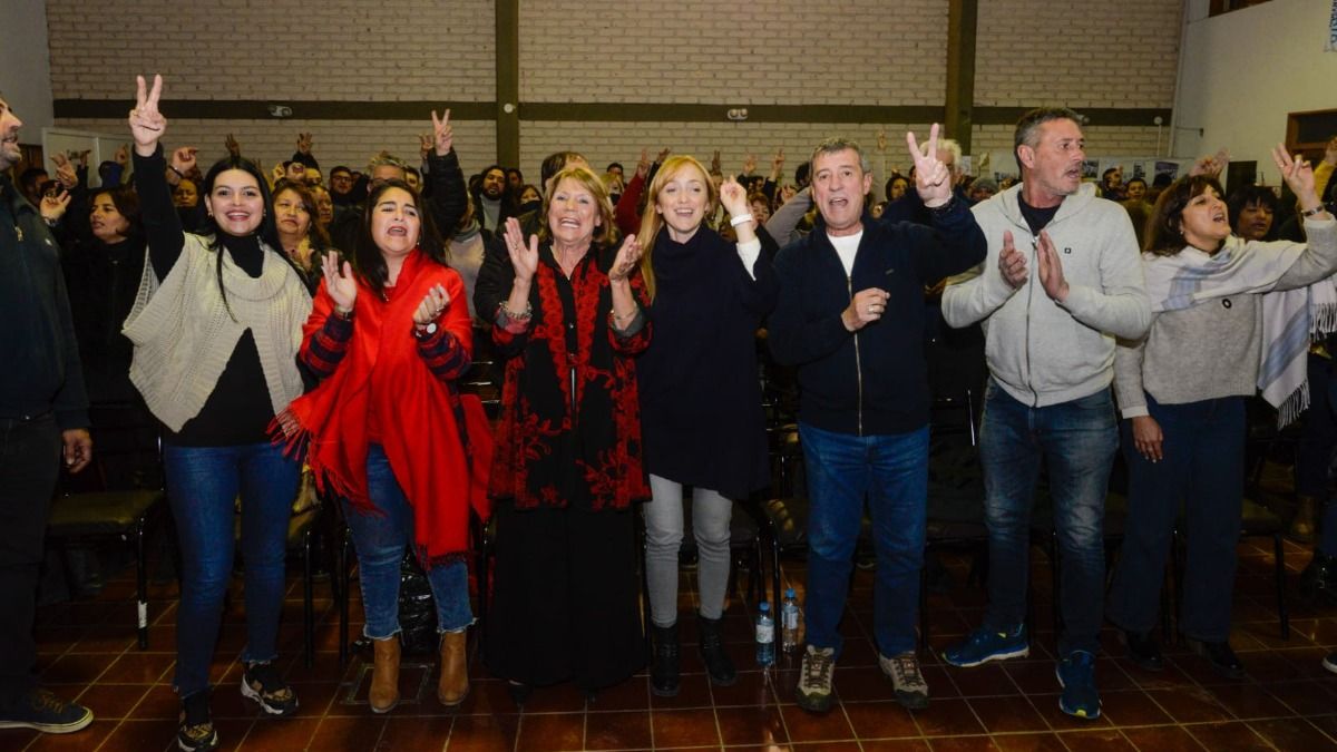 Anabel Fernández Sagasti junto a Flor Destéfanis y los hermanos Adolfo y Alejandro Bermejo, entre otros referentes del PJ.
