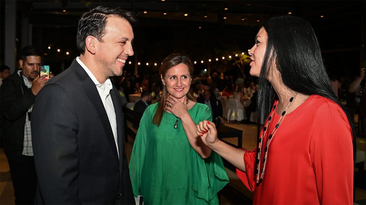 Los intendentes de Godoy Cruz, Tadeo García Zalazar (UCR), y de Santa Rosa, Flor Destéfanis (PJ), charlan distendidos más allá de la grieta.