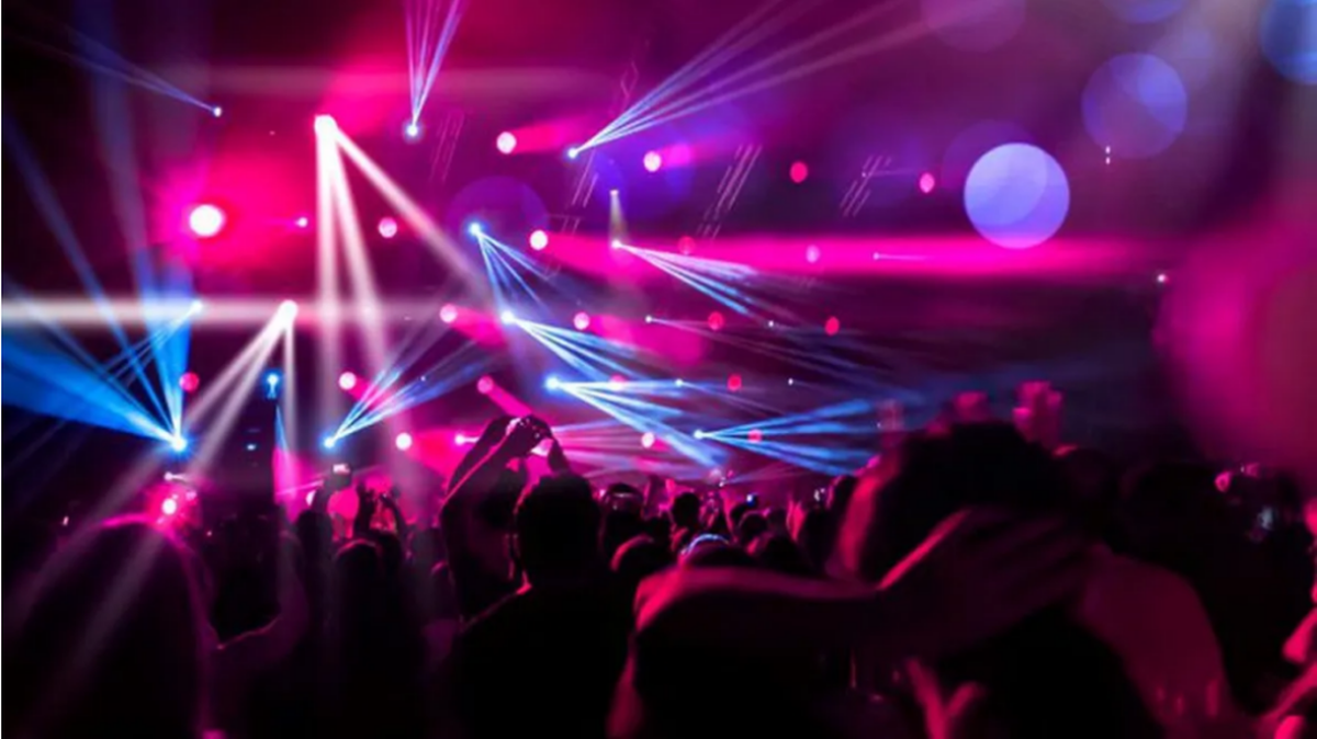 La biblia y el calefón. De día es un templo Mormón y en la noche funciona un boliche.