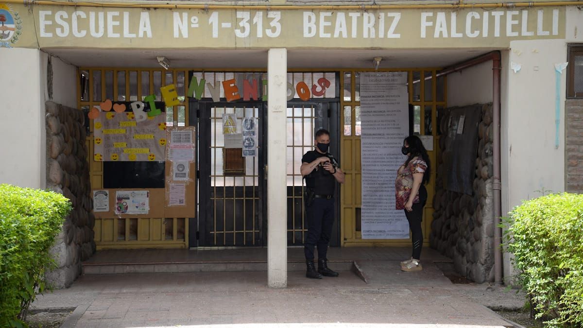El caso de abuso sexual en Ciudad generó protestas en la escuela Falcitelli.