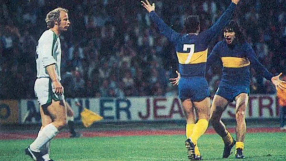 Mastrángelo anotó su gol y se va a abrazar con Zanabria. Boca goleó a domicilio al Borussia Monchengladbach.
