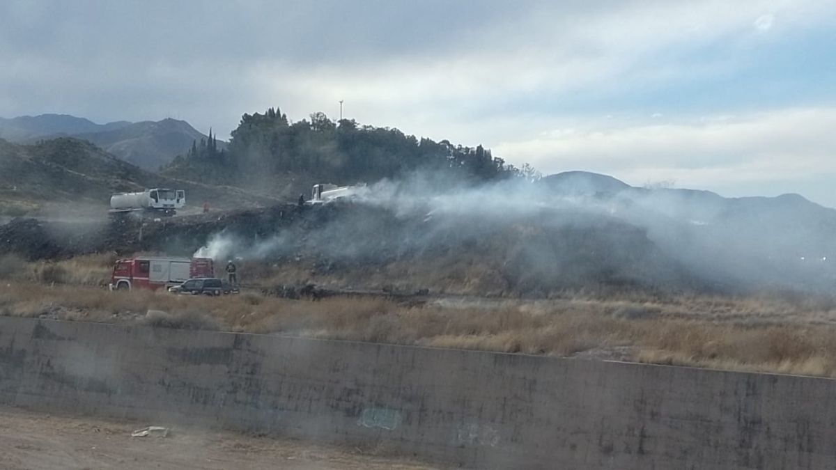 El Zonda y sus consecuencias. Pegado al zanjón Frías, zona aledaña al Parque General San Martín, en Ciudad, también hubo focos de incendios.