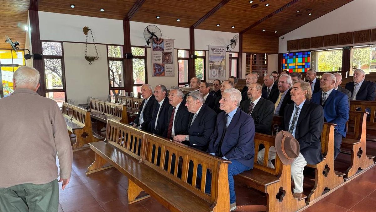 Una bendición en la capilla junto al hermano Renigio y el recuerdo para cinco compañeros que ya no están. Una bendición en la capilla junto al hermano Renigio y el recuerdo para cinco compañeros que ya no están.