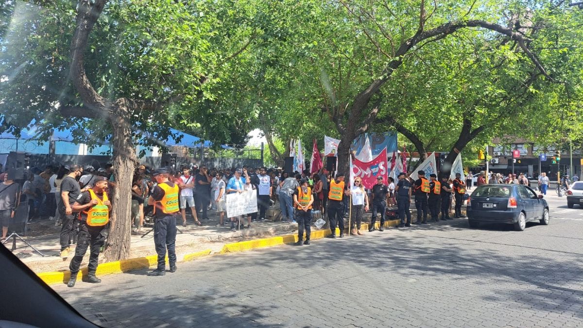 Los manifestantes se mantuvieron en la vereda tras algunos instantes en que cortaron Pedro Molina. Los manifestantes se mantuvieron en la vereda tras algunos instantes en que cortaron Pedro Molina.