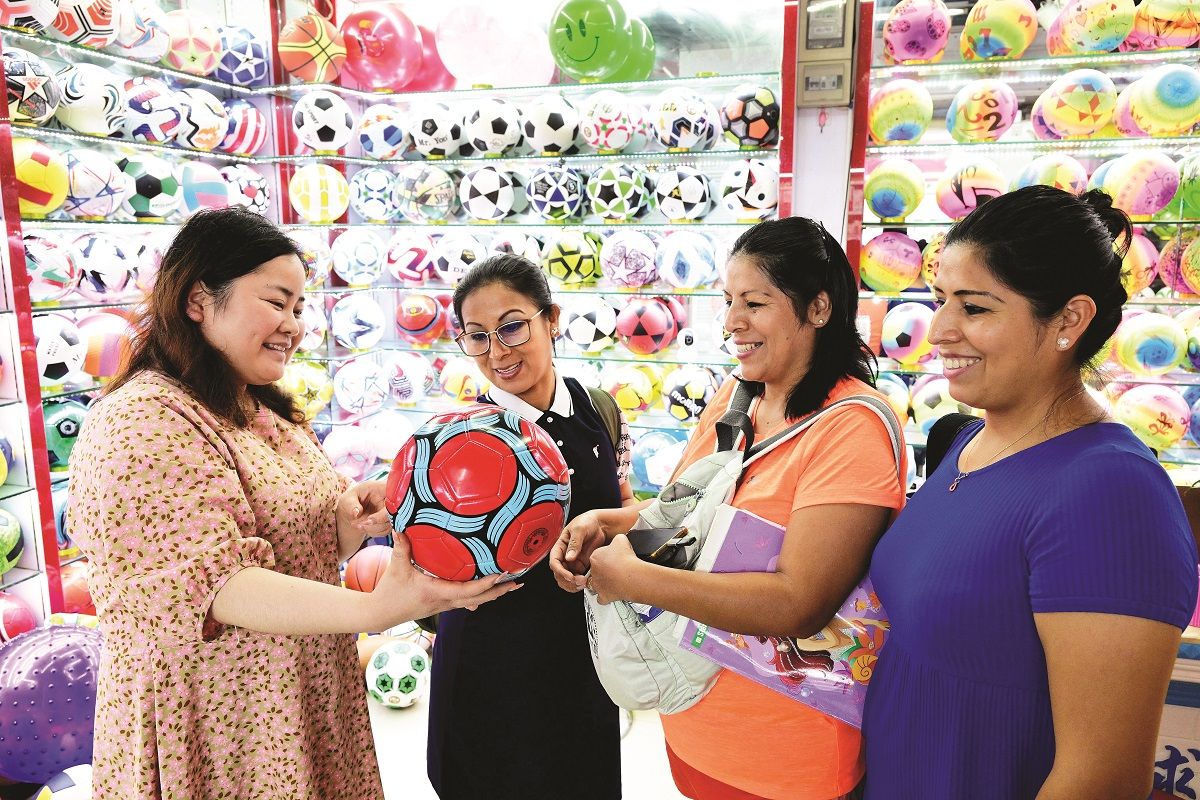 Unas comerciantes de América Latina compran productos deportivos en el Mercado de Comercio Internacional de Yiwu