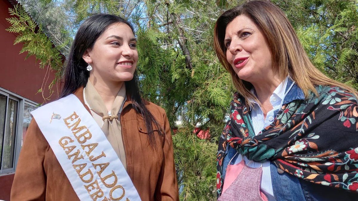 Laura Carbonari (derecha) es periodista y candidata a senadora provincial. Fue locutora en 15 fiestas nacionales donde se eligió a la Reina de la Vendimia.