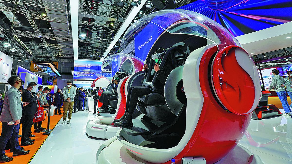 Los visitantes prueban los dispositivos de realidad aumentada de Qualcomm durante la V Exposición Internacional de Importaciones de China en Shanghai en noviembre pasado. TANG KE / PARA CHINA DAILY