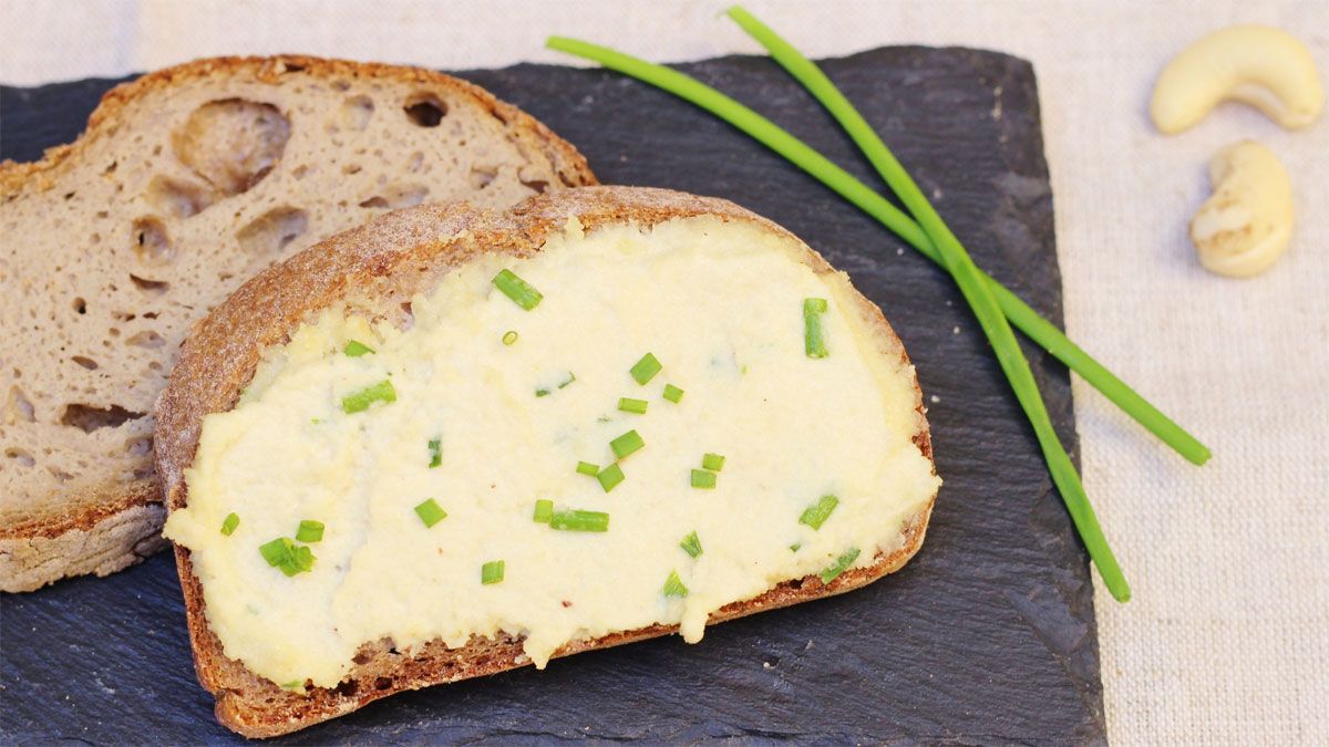 Es muy fácil y rápido hacer la receta de queso crema untable en casa.