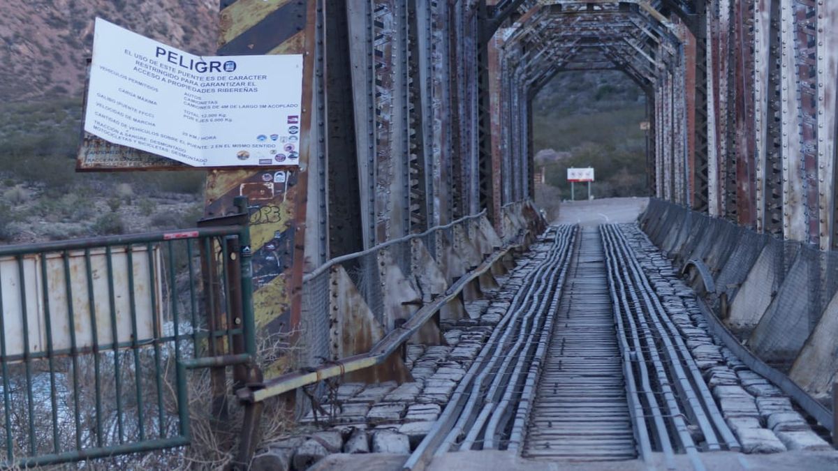 El antiguo puente ferroviario Anderson, operativo desde 1910 a 1984, es la única vía de acceso a la costa norte del dique Potrerillos. El antiguo puente ferroviario Anderson, operativo desde 1910 a 1984, es la única vía de acceso a la costa norte del dique Potrerillos.