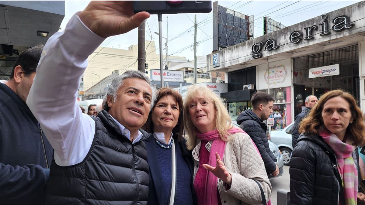 El senador nacional Alfredo Cornejo y la presidenta del PRO, Patricia Bullrich, se mostraron de muy buen humor junto a los vecinos de Morón y de La Matanza.